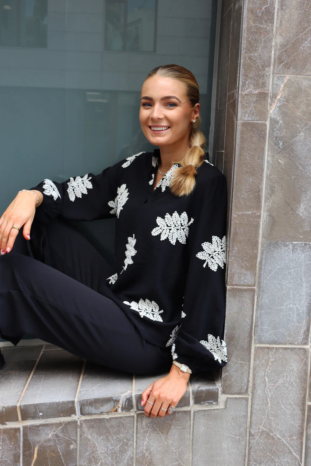 Meg LS vneck blouse, black creme leaf Liberté