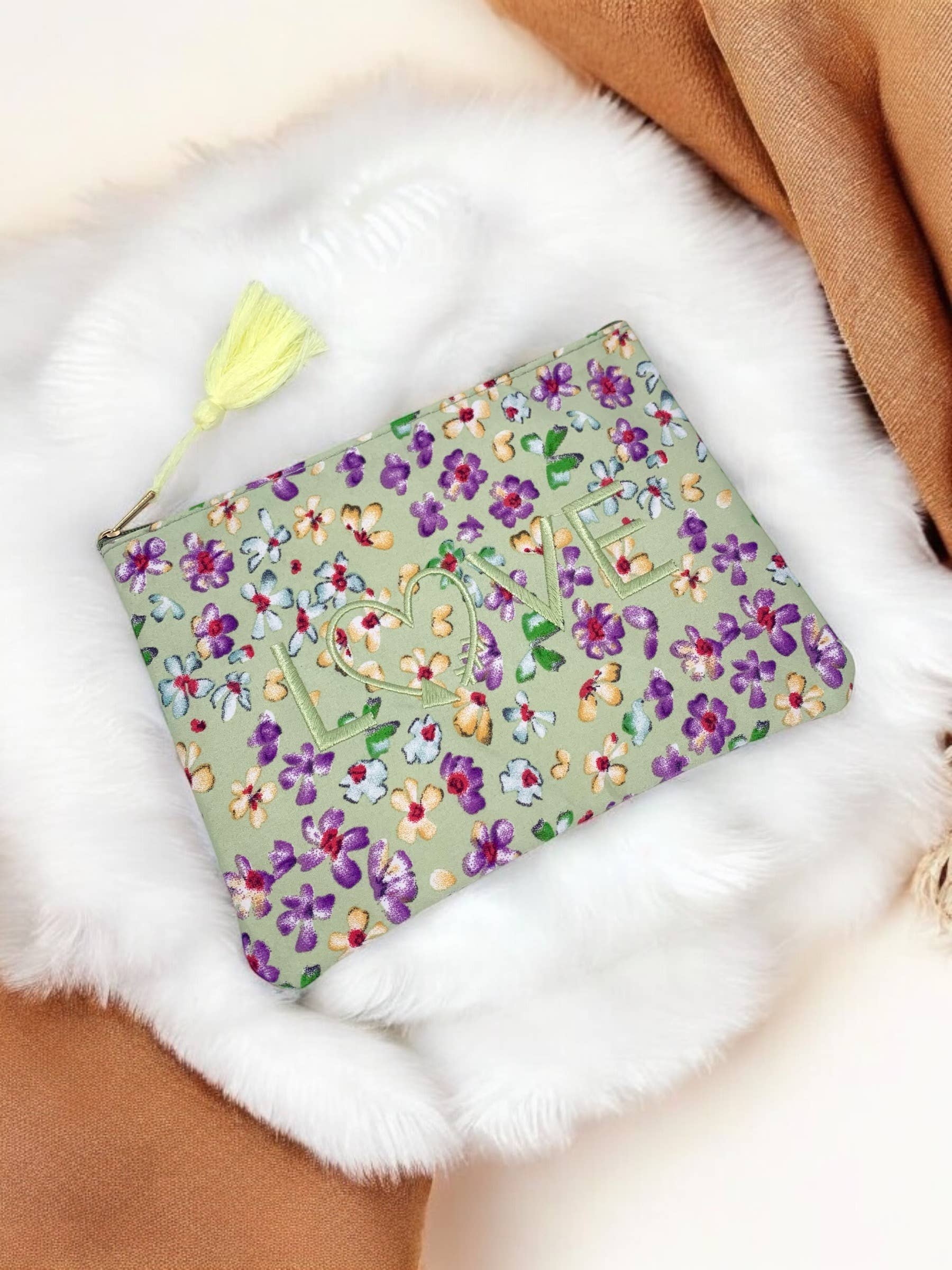 Makeup-pung med blomster og LOVE-design 20 x 15 cm