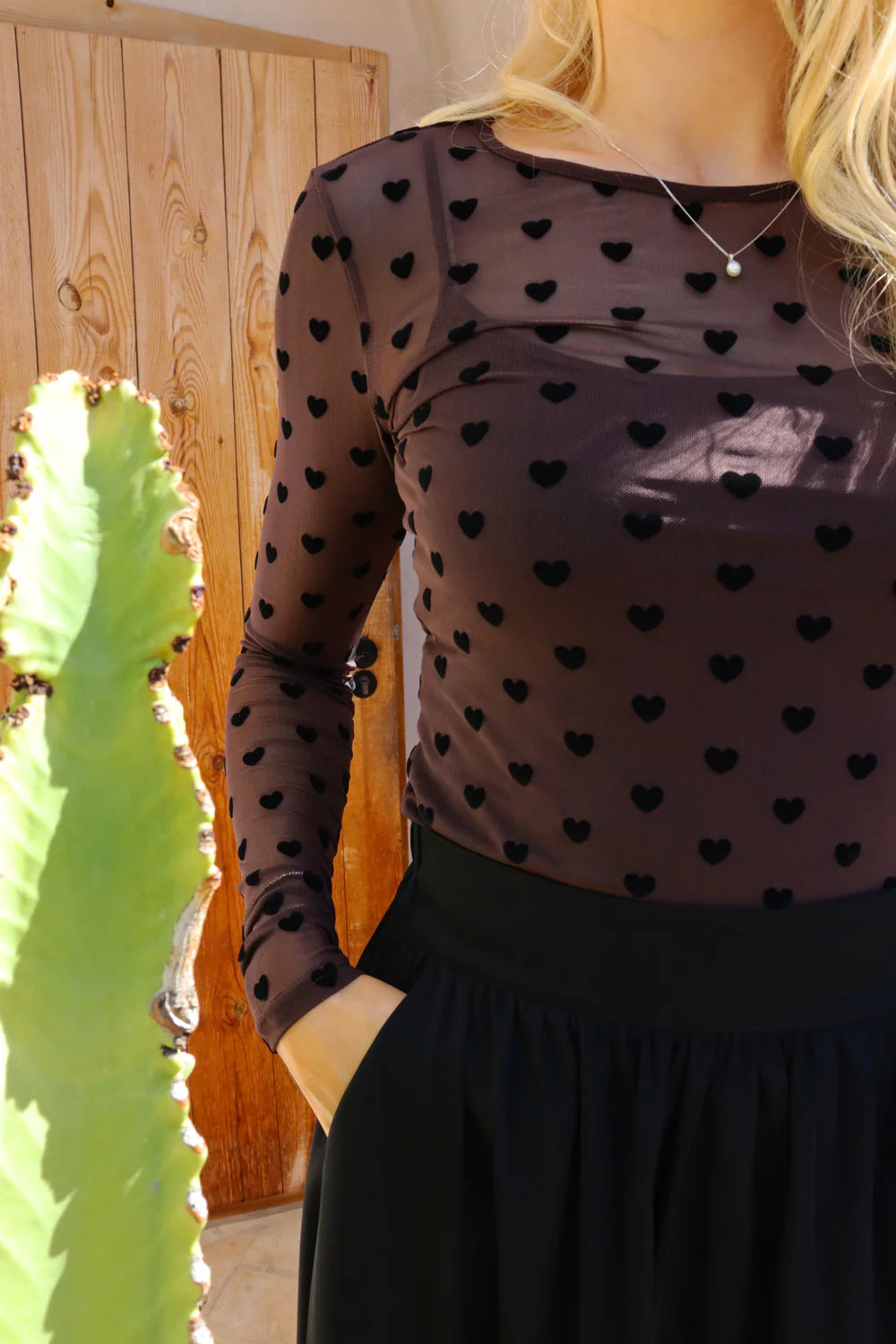 Mesh LS t-shirt, flock, dark brown heart Liberté